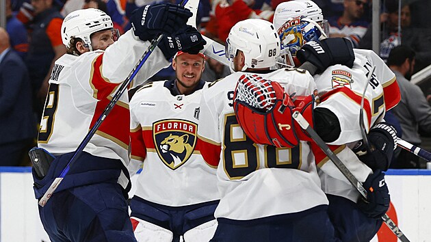 Hokejist Floridy se raduj z vtzstv ve druhm finle Stanley Cupu, druhm hrem zleva je nhradn brank Vtek Vanek.