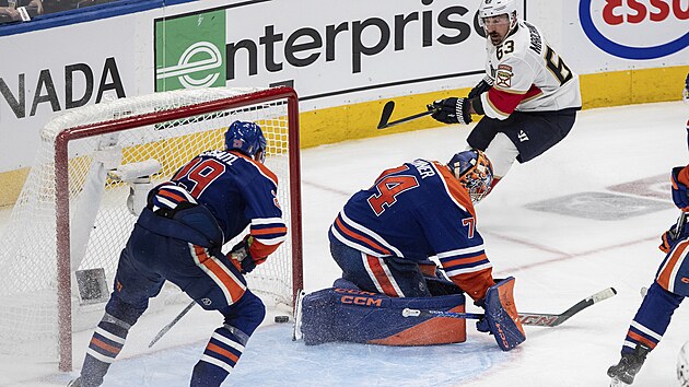 Brank Edmontonu Stuart Skinner inkasuje v prodlouen druhho finle Stanley Cupu.