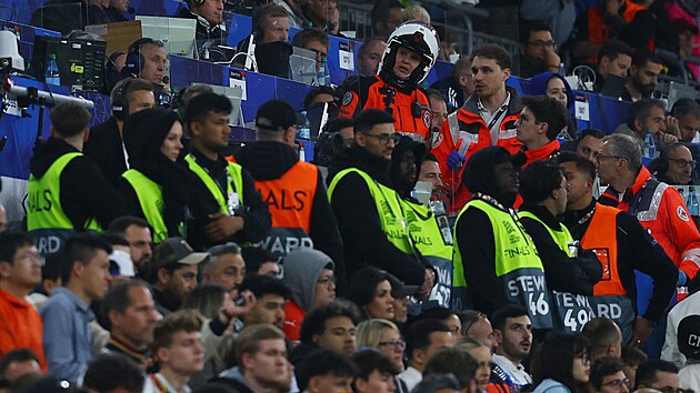 Zdravotníci a po�adatelé �e�í tragický incident ve Finále Ligy národ�.