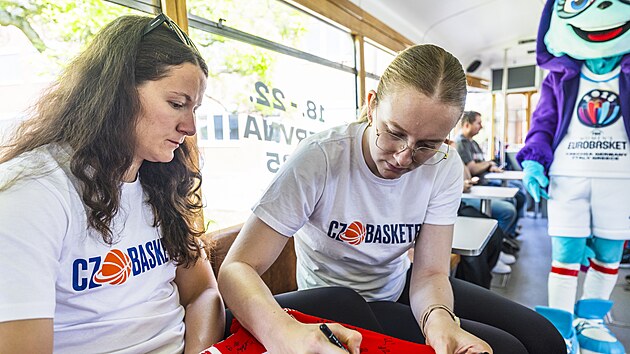 Julia Reisingerov podepisuje dres v basketbalov alin.