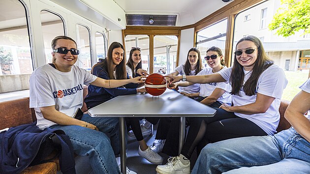 esk basketbalistky pzuj s mem v alin.