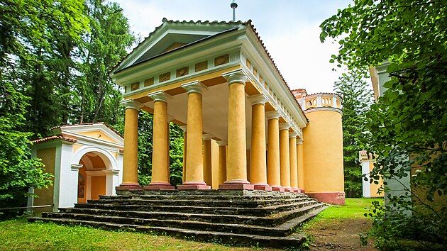 На холме над Честико находится место паломничества с четырьмя часовнями и центральными часовнями, ...