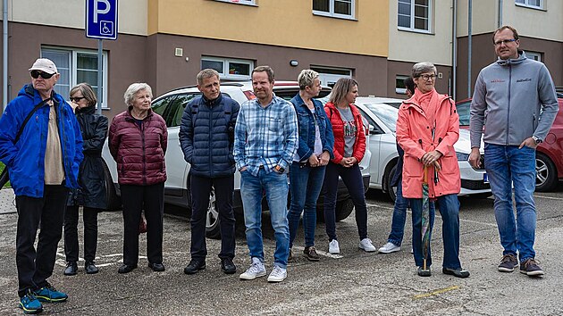Mezi pihlejcmi lidmi, kte sledovali poklepn na zkladn kmen, byli i budouc obyvatel novch dom.