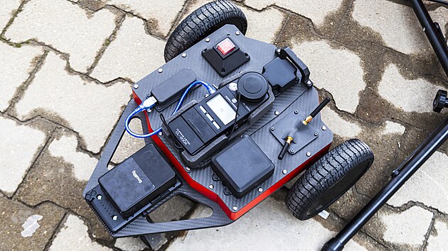 Technick st Brno pedstavily malho robota Huga, kter vrazn urychl men osvtlenosti velkch ploch. Pome i s vyhodnocenm efektivity svcen. (3. ervna 2025)
