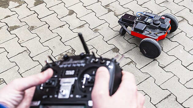 Technick st Brno pedstavily malho robota Huga, kter vrazn urychl men osvtlenosti velkch ploch. Pome i s vyhodnocenm efektivity svcen. (3. ervna 2025)