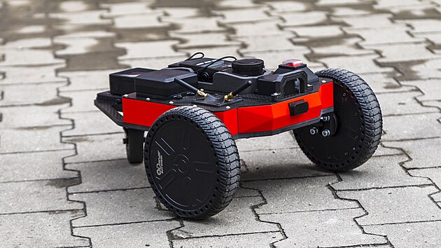 Technick st Brno pedstavily malho robota Huga, kter vrazn urychl men osvtlenosti velkch ploch. Pome i s vyhodnocenm efektivity svcen. (3. ervna 2025)