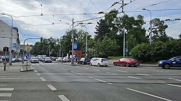 Pot, co pracovnci vodren kvli vmn star kanalizace rozkopali kiovatku Kolit s Kenovou, ucpala jednu z klovch brnnskch tepen v ulici Kolit jet vt kolona ne obvykle. (2. ervna 2025)