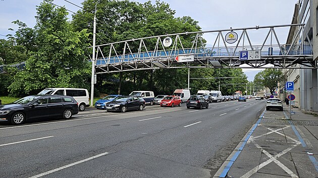 Pot, co pracovnci vodren kvli vmn star kanalizace rozkopali kiovatku Kolit s Kenovou, ucpala jednu z klovch brnnskch tepen v ulici Kolit jet vt kolona ne obvykle. (2. ervna 2025)