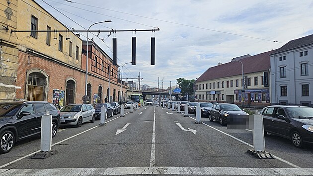 Pot, co pracovnci vodren kvli vmn star kanalizace rozkopali kiovatku Kolit s Kenovou, ucpala jednu z klovch brnnskch tepen v ulici Kolit jet vt kolona ne obvykle. (2. ervna 2025)