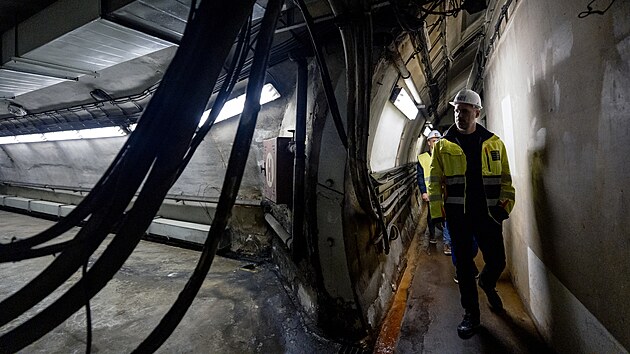 Prohldka Strahovskho tunelu, na snmku nmstek primtora Zdenk Hib. V ppad poteby m slouit jako kryt, vejde se do nj 15 tisc Praan. (3. ervna 2025)