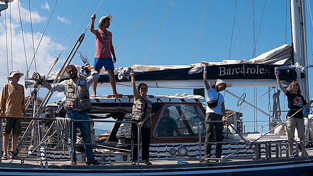 Aktivistka Greta Thunbergov a dal astnci plavby stoj na palub humanitrn lodi Madleen, kter vyrazila do Gazy s humanitrn pomoc. (2. ervna 2025)