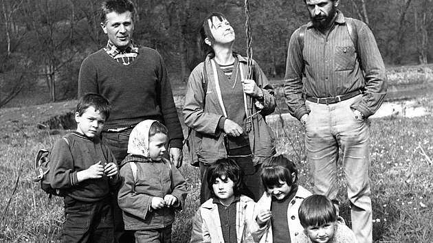 Rodiny Miloe Zapletala (vlevo) a Miloslava Nevrlho (vpravo) z Velikonoc 1971. Na snmku chyb manelka M. Nevrlho, kter fotografuje.
