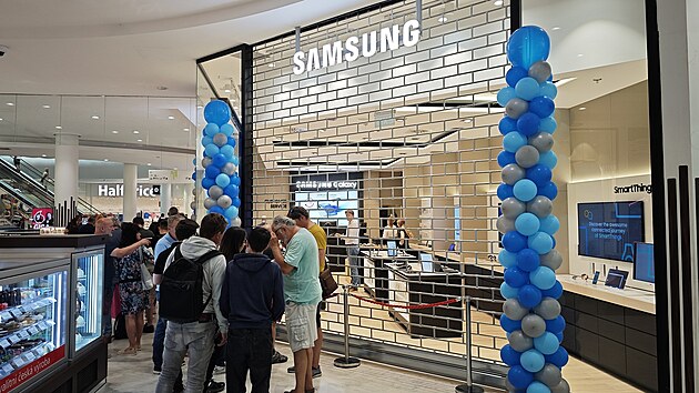 Slavnostn oteven zrekonstruovan znakov prodejny Samsung v praskm obchodnm centru Smchov