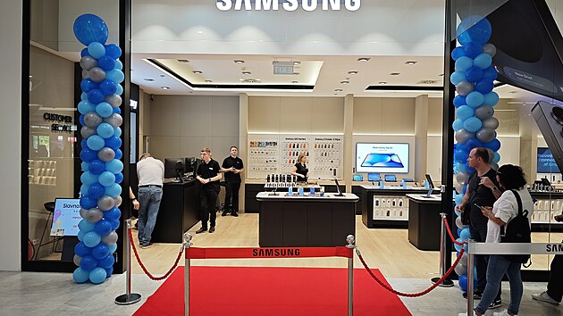 Slavnostn oteven zrekonstruovan znakov prodejny Samsung v praskm obchodnm centru Smchov