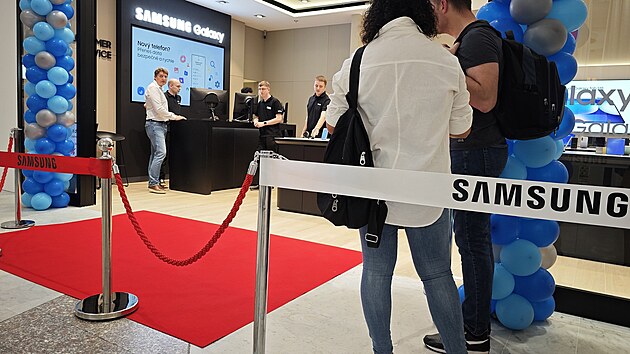 Slavnostn oteven zrekonstruovan znakov prodejny Samsung v praskm obchodnm centru Smchov