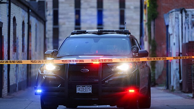 Policie pracuje na mst po toku, pi kterm bylo v USA v coloradskm Boulderu zranno nkolik lid na proizraelskm shromdn. (1. ervna 2025)