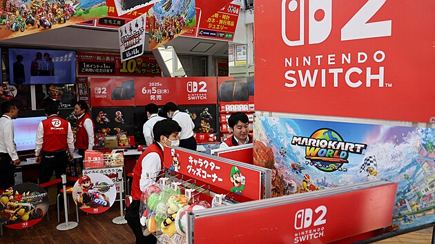 Uveden hern konzole Nintendo Switch 2 v jedn z prodejen s elektronikou v Tokiu (5. ervna 2025)