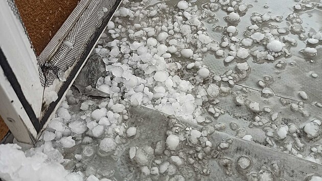 Otrokovice zas�hlo krupobit�. Kroupy dosahovaly velikosti ping-pongov�ch m��k�. (5. �ervna 2025)