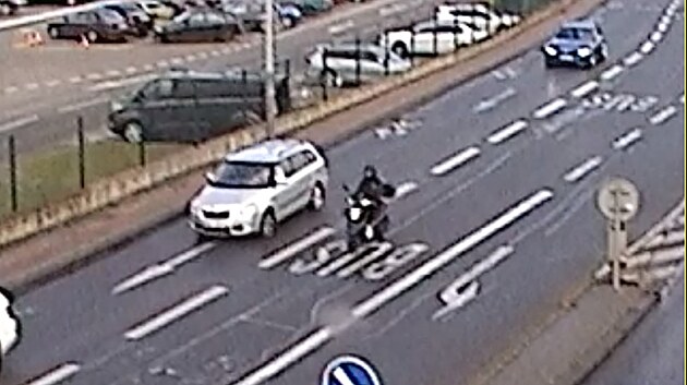 Policie ptr po idice sktru, kter srazila na pechodu pro chodce babiku s dttem.