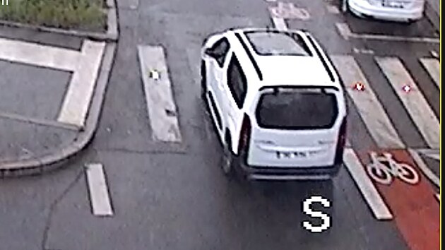 Policie ptr tak po idii blho auta, kter byl tou dobou pobl nehody.