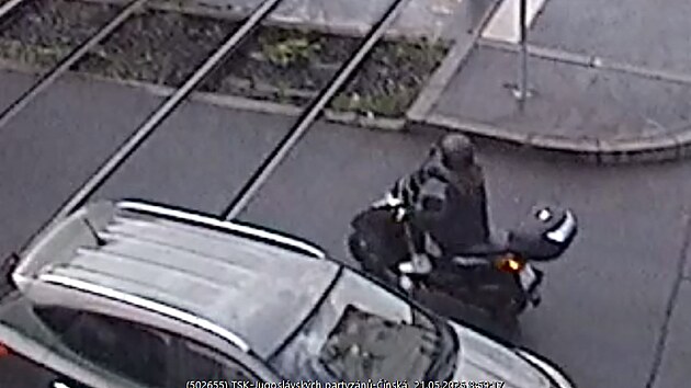 Policie ptr po idice sktru, kter srazila na pechodu pro chodce babiku s dttem.