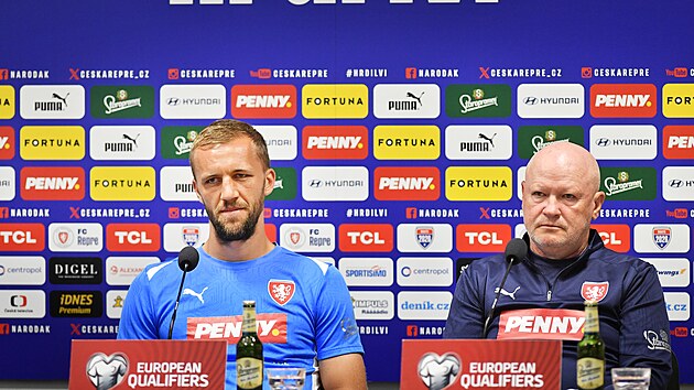 Kapitn nrodnho tmu Tom Souek a trenr Ivan Haek na tiskov konferenci ped zpasem kvalifikace o MS proti ern Hoe.