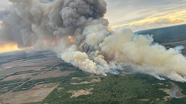 Kou� z lesn�ch po��r� v Kanad� p�ekonal Atlantik a v posledn�ch dnech se dostal do Evropy. (28. kv�tna 2025)