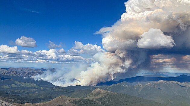 Kou� z lesn�ch po��r� v Kanad� p�ekonal Atlantik a v posledn�ch dnech se dostal do Evropy. (28. kv�tna 2025)