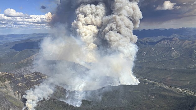 Kou� z lesn�ch po��r� v Kanad� p�ekonal Atlantik a v posledn�ch dnech se dostal do Evropy. (28. kv�tna 2025)