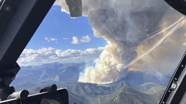 Kou� z lesn�ch po��r� v Kanad� p�ekonal Atlantik a v posledn�ch dnech se dostal do Evropy. (28. kv�tna 2025)