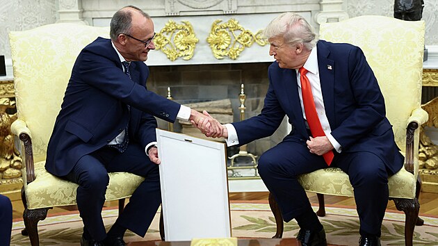 Donald Trump pivtal nmeckho kancle Friedricha Merze poprv v Blm dom. (5. ervna 2025)