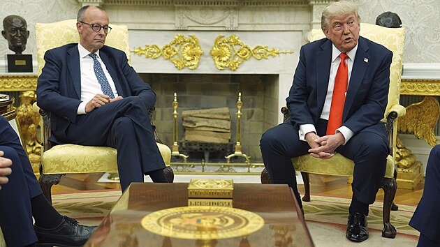 Donald Trump pivtal nmeckho kancle Friedricha Merze poprv v Blm dom. (5. ervna 2025)
