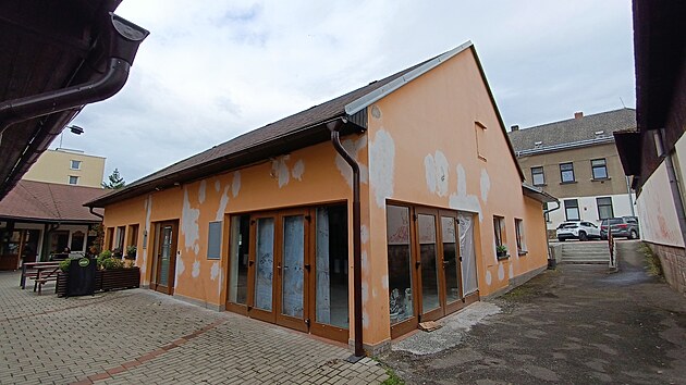 Koi kavrna nahrad bar Hbek. Ped otevenm by podnik ml dostat novou fasdu. Hrozbou vak jsou praskajc a uvolnn betonov panely na zdi sousedn trnice (na snmku zcela vpravo).