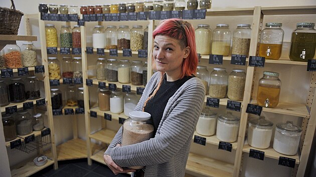 Kl�ra �ern� v kr�mku �ern� bez, kde prod�v� sypan� potraviny do obal�, kter� si kupuj�c� p�inesou.