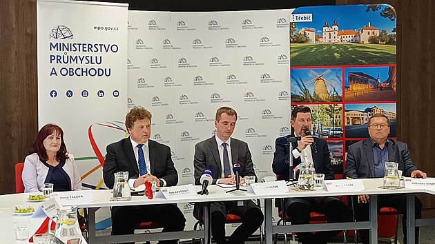 Ministr prmyslu a obchodu Luk Vlek (uprosted) informuje v Tebi o harmonogramu dostavby dukovansk elektrrny. S mikrofonem je starosta Tebe Pavel Pacal.