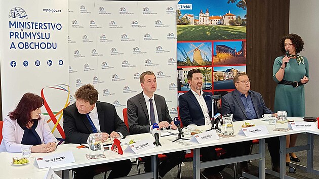 Ministr prmyslu a obchodu Luk Vlek (uprosted) informuje v Tebi o harmonogramu dostavby dukovansk elektrrny.
