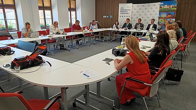 Ministr prmyslu a obchodu Luk Vlek v Tebi informoval o harmonogramu dostavby dukovansk jadern elektrrny.