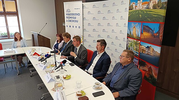 Ministr prmyslu a obchodu Luk Vlek v Tebi informoval o harmonogramu dostavby dukovansk jadern elektrrny.