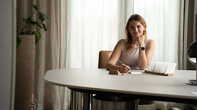 Lucie �patenková, kaligrafka, lektorka a zakladatelka zna�ky Ta usm�vavá. (9....