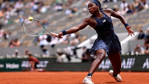 Coco Gauffov hraje forhend v osmifinle Roland Garros.
