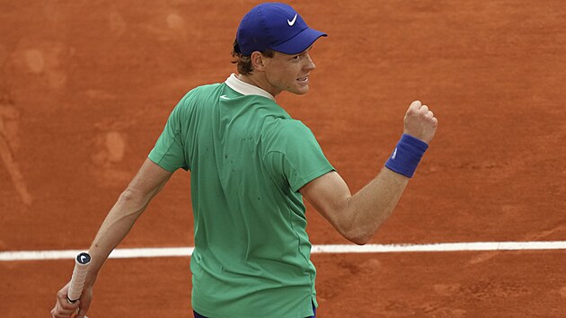 Jannik Sinner se raduje z postupu do semifinle Roland Garros.