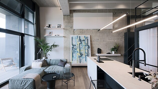 V interiru architektka zachovala pvodn elezobetonovou stnu.