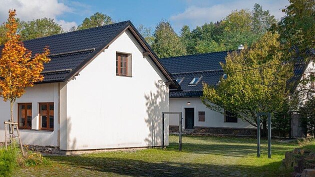 Protoe sten konstrukce nemla dostaten statick parametry pro pouit t잚 krytiny, byla poteba lehk, trvanliv aesteticky pijateln alternativa. Volba padla na plechovou krytinu Satjam Roof.