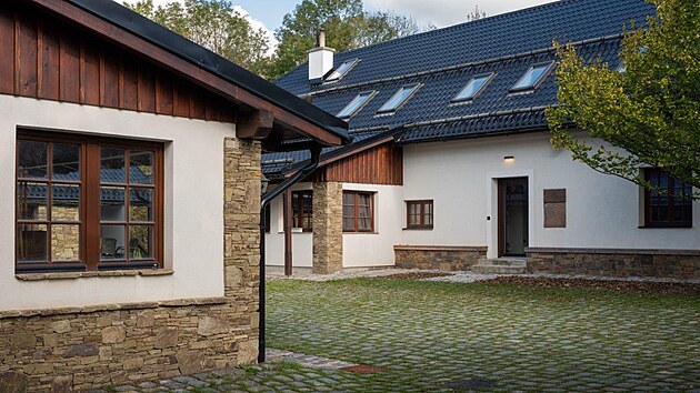 Protoe sten konstrukce nemla dostaten statick parametry pro pouit t잚 krytiny, byla poteba lehk, trvanliv aesteticky pijateln alternativa. Volba padla na plechovou krytinu Satjam Roof.