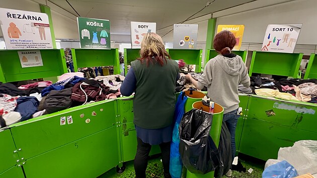 Pracovnkm linka ulehuje prci a tak zajiuje, aby dn textil nepehldli a vracel se jim. (27. kvtna 2025)
