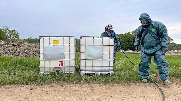 Oblct si speciln protichemick oblek, kter je neprodyn a ve vedrech z nj lovk vylv doslova litry potu. K tomu nasadit rukavice, dchac masku s ventiltorem a filtry, kter si nese na zdech. Tak vyrej do prce experti, kte ist msto havrie cisteren s toxickm benzenem u Hustope nad Bevou na Perovsku. (6. ervna 2025)