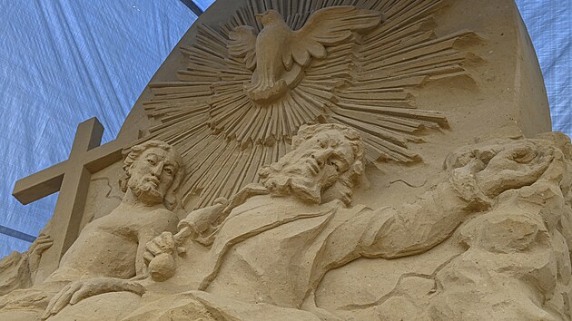 Jak vznik ob socha z psku, nyn mohou sledovat lid prochzejc pes olomouck Horn nmst, kde umlec Vclav Lemon vykrajuje repliku vrcholu sloupu Nejsvtj Trojice. Monument tak vznik nedaleko originlu, kter je u tvrt stolet zapsn v seznamu UNESCO a nyn je restaurovn. Podle mnohch je vrchol sloupu nejkrsnj st skvostn barokn pamtky z poloviny 18. stolet.