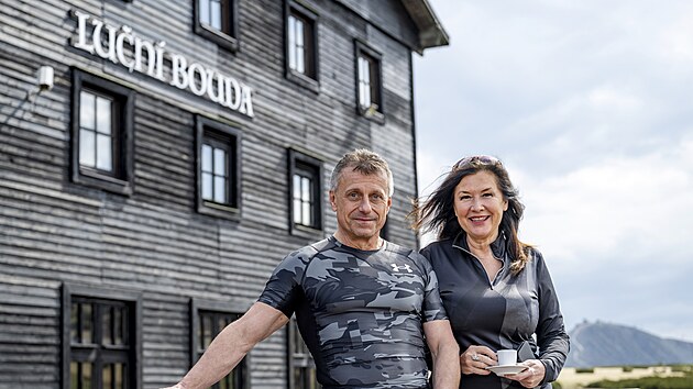Lun bouda v Krkonoch je od nedle pstupn jen ubytovanm. Na snmku majitel objektu. (1. ervna 2025)