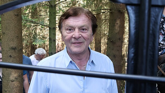 Milovn�ci �umavy vysv�tili star� k��ek, u kter�ho se nat��ela sc�na z poh�dky T�i o��ky pro Popelku. Na akci nechyb�l filmov� princ Pavel Tr�vn��ek. (31. kv�tna 2025)