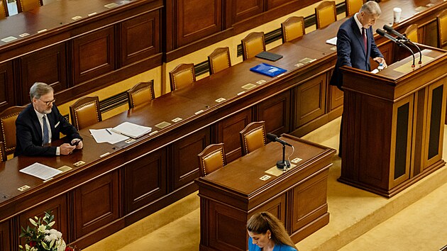 Premir Petr Fiala (ODS) poslouch projev Andreje Babie (ANO) pi mimodn schzi o bitcoinov afe. (5. ervna 2025)